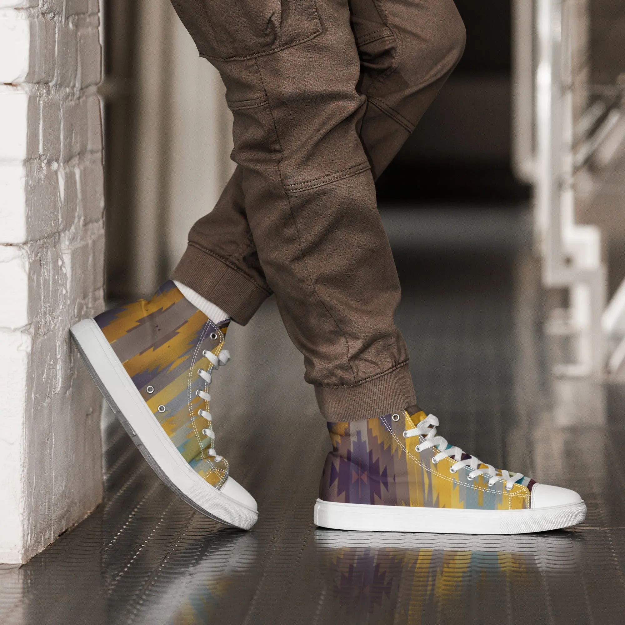Men’s high top canvas shoes in the colors of nature
