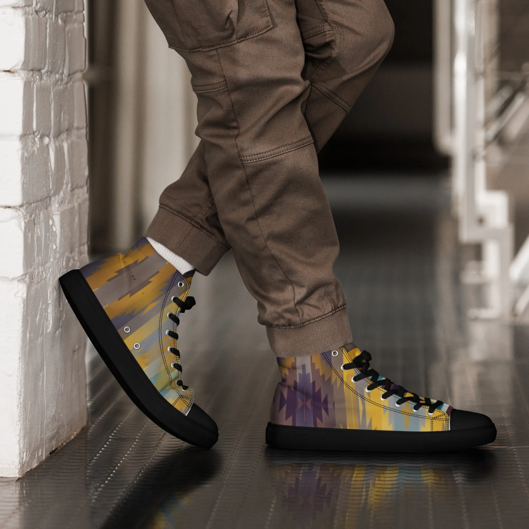 Men’s high top canvas shoes in the colors of nature