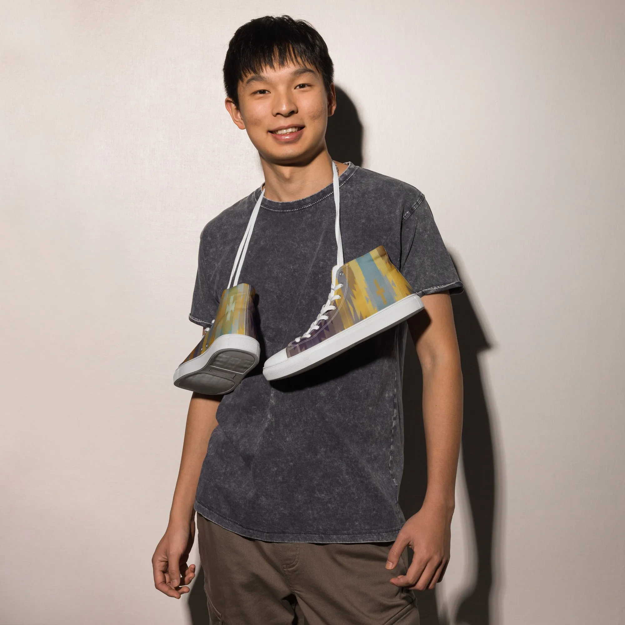 Men’s high top canvas shoes in the colors of nature