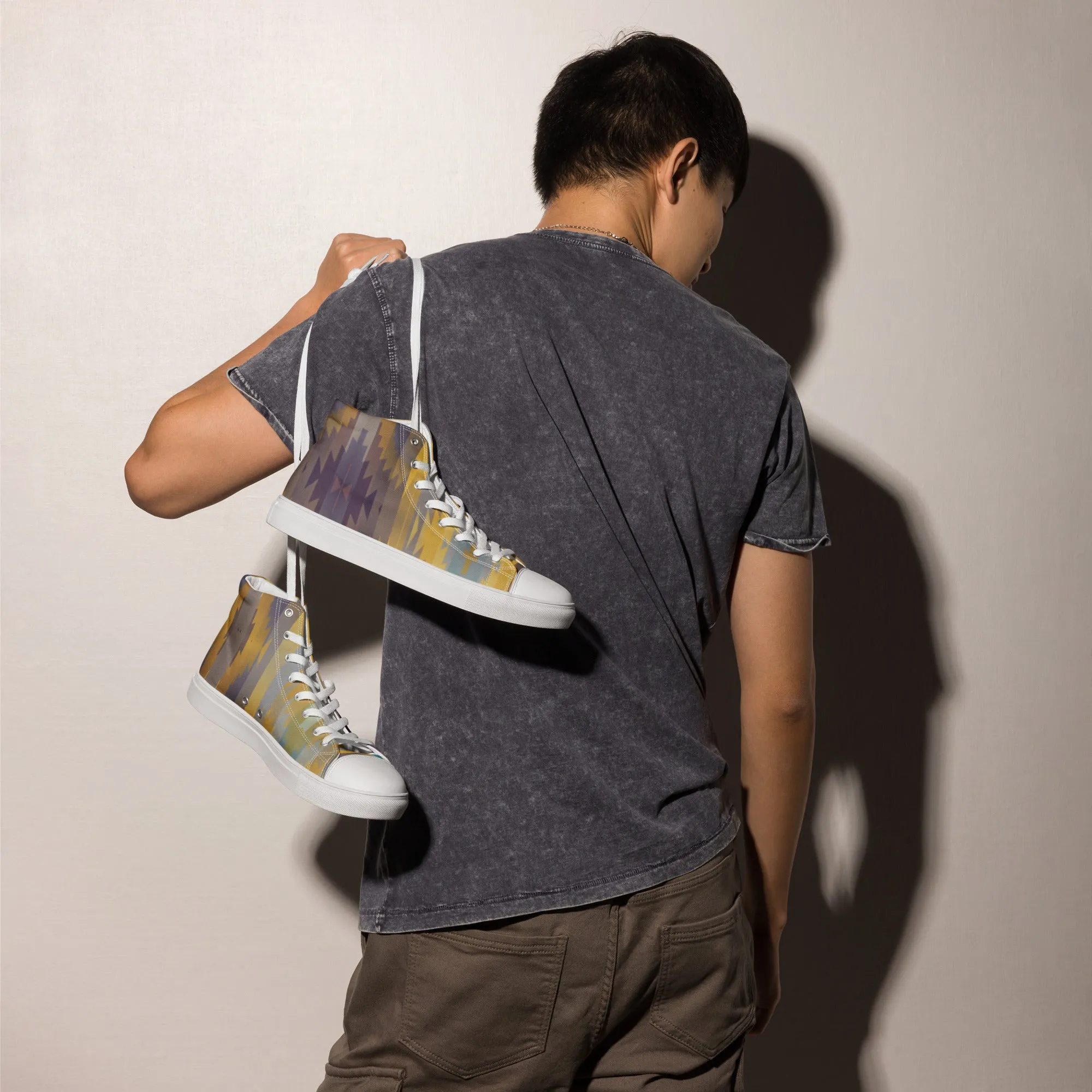 Men’s high top canvas shoes in the colors of nature